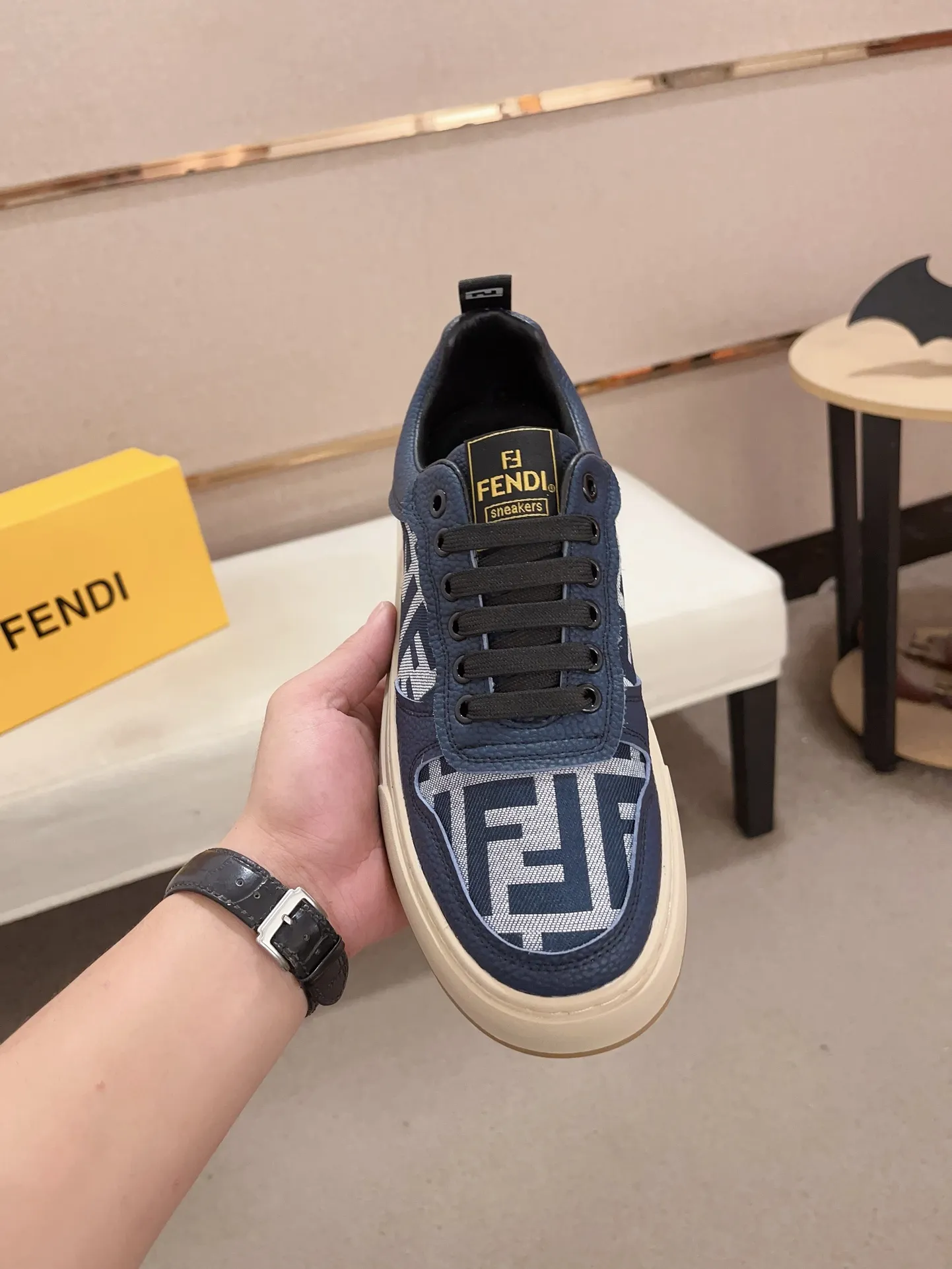 Men's shoes💰: 400💰[Fendi] Fendi's latest casual shoes for men! Available at counters simultaneously! A one-to-one replica of the original. All imported official website one-to-one cowhide fabric. The interior is made of top-grade sheepskin, and the original factory-supplied rubber outsole is used. Leading new fashion concepts. Matching code: 38-44. (can be customized for 45 non-refundable)